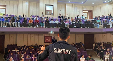 Polisten kolej öğrencilerine siber güvenlik eğitimi