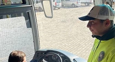 Polisten sürücü ve yolculara emniyet kemeri uyarısı