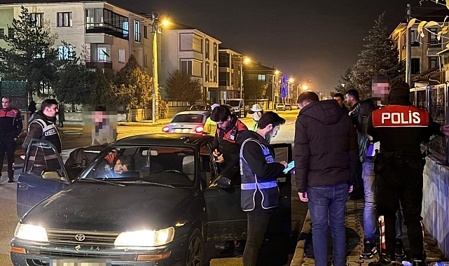 Polisten yurtlar önünde sıkı denetim