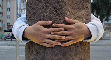 Roma döneminden günümüze uzanan tarihi ’kucaklama taşı’ vatandaşların ilgisini çekiyor