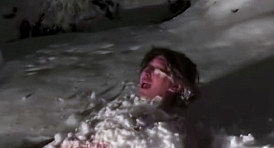 Sakarya’da dondurucu soğukta kar banyosu keyfi