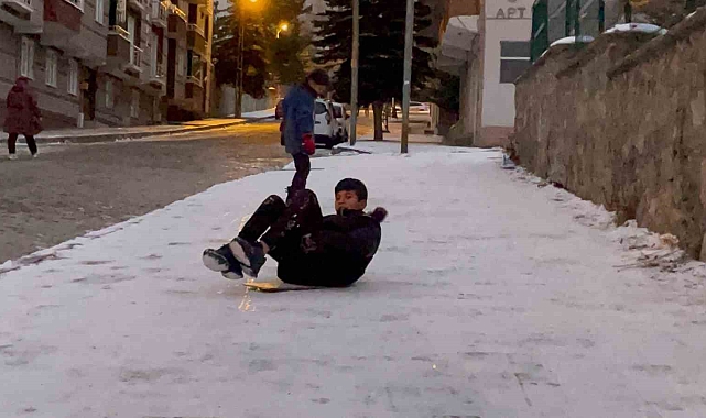 Sarıkamış'ta çocukların düşe kalka kızak keyfi