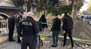 Şehrin göbeğinde belediye personeli kılığıyla define kazısından tarihi lahit ve küp parçaları çıktı