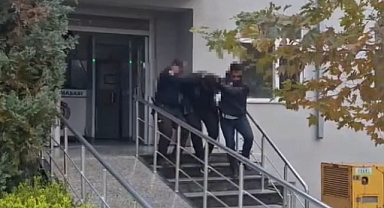 Servis minibüsüne geri geri giderek çarpan sürücü yakalandı