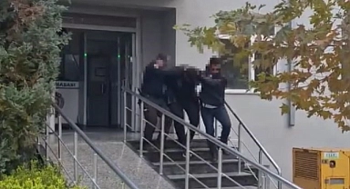 Servis minibüsüne geri geri giderek çarpan sürücü yakalandı