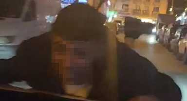 Seyir halindeki aracın kaputuna tutundu, dakikalarca ilerledi