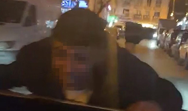 Seyir halindeki aracın kaputuna tutundu, dakikalarca ilerledi
