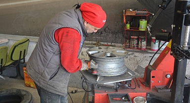 Sinop’ta lastikçilerin kış lastiği mesaisi