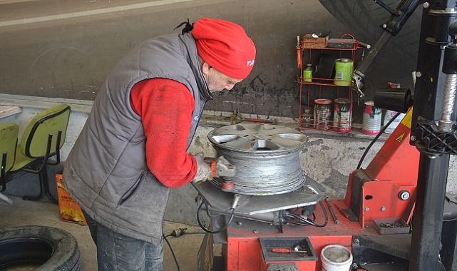 Sinop’ta lastikçilerin kış lastiği mesaisi