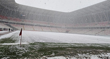 Sivas 4 Eylül Stadyumu zemini karla kaplandı