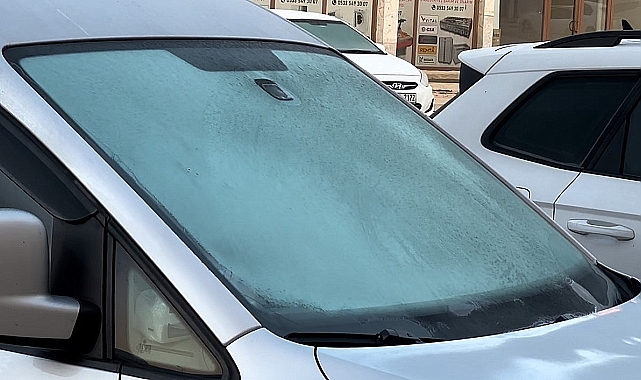 Soğuk hava araç camlarının buz tutmasına yol açtı