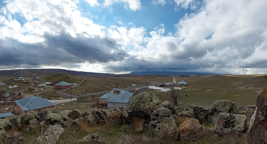 Süphan Dağı'nın Bulutlara Gömülmesi, Ağrı'ya Kar Habercisi Oldu