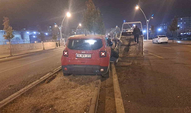 Sürücüsünün kontrolünden çıkan cip refüje çıktı: 1 yaralı