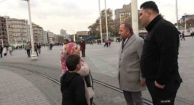 Taksim’de kaybolan çocuğun ailesini polisler buldu