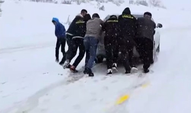 Taraftar yoğun kar yağışı nedeniyle yolda mahsur kaldı