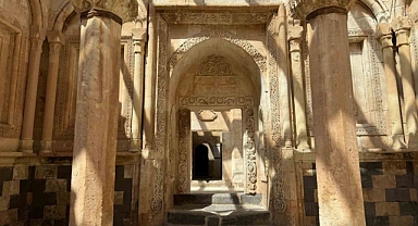 Tarihe ışık tutan İshak Paşa Sarayı, ziyaretçi akınına uğruyor