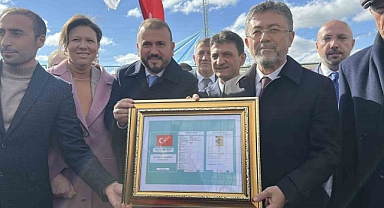 Tarım ve Orman Bakanı İbrahim Yumaklı, hayvan barınağından köpek sahiplendi