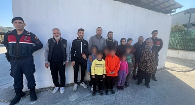 Tarlaya gizlenen 14 düzensiz göçmen yakalandı