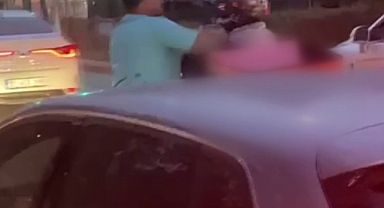 Tartıştığı motokuryeyi cadde ortasında yumrukladı