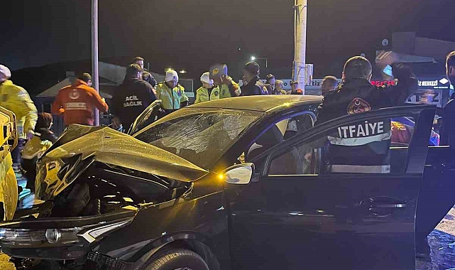 Tatvan'da otomobil iş makinesine çarptı: 4 yaralı