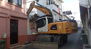 Tehlike saçan metruk bina yıkıldı