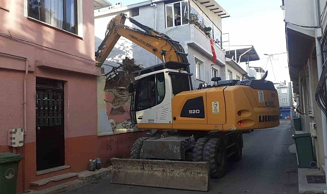 Tehlike saçan metruk bina yıkıldı