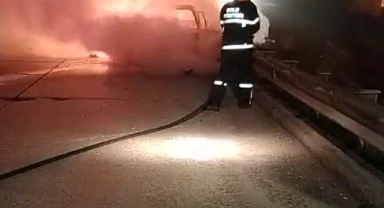 TEM’de motor kısmında yangın çıkan otomobil alev topuna döndü