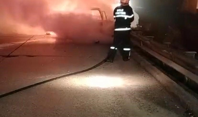 TEM’de motor kısmında yangın çıkan otomobil alev topuna döndü