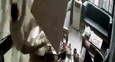 Temizlik için çıktığı asma tavan çöktü, kendini yerde buldu