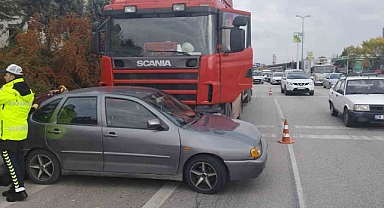 Tır ile otomobil çarpıştı: 2 yaralı