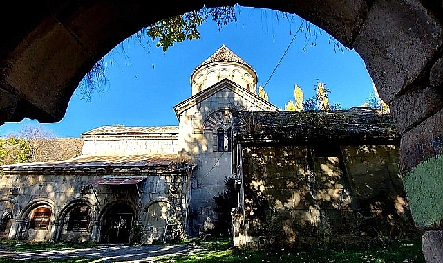 Tortum'daki Bağbaşı Taş Camii görenleri büyülüyor