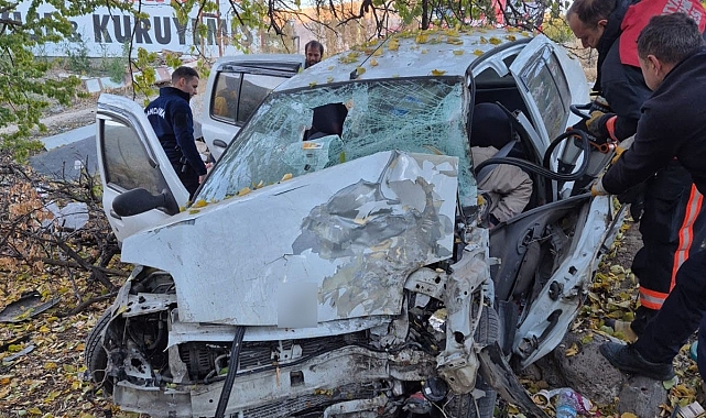 Trafik kazası 4 yaralı Kontrolden çıkan otomobil kayısı bahçesine daldı