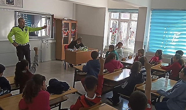 Trafik Polisi "yolların kralı olmaz, kuralı olur" eğitimi verdi