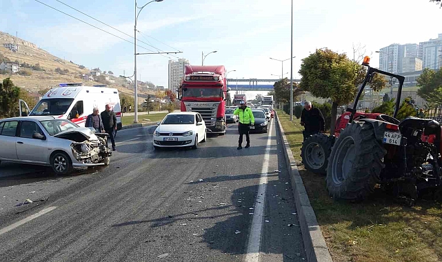Traktör Otomobil Çarpışması 2 Yaralı