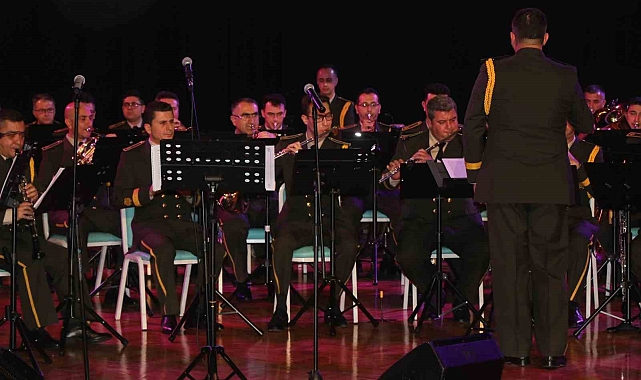 TSK Armoni Mızıkası Erzincan'da konser verdi