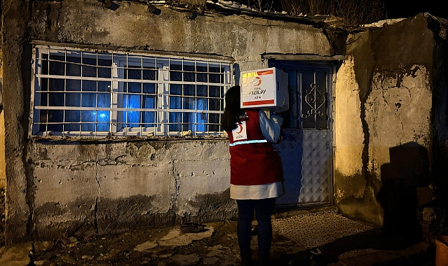 Türk Kızılay Ağrı ekibi, gece gündüz demeden çalışmalarına devam ediyor