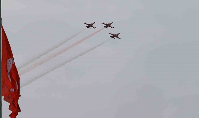 Türk Yıldızları’ndan Antalya’da ’Ataya Saygı Uçuşu’