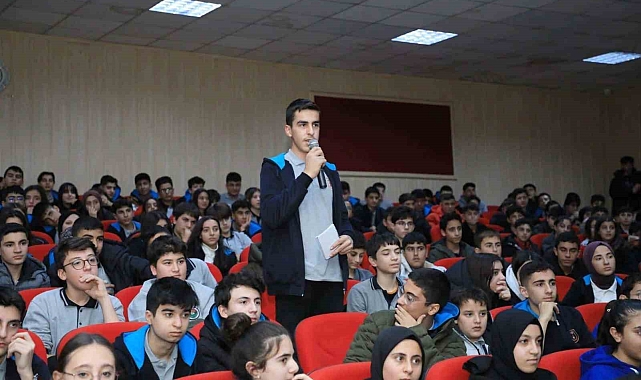 Türkiye'nin ilk astronotu Bitlis'te öğrencilerle buluştu