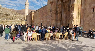 UNESCO Dünya Mirası listesindeki Ulu Camii’nin gölgesinde satranç turnuvası düzenlendi