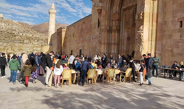 UNESCO Dünya Mirası listesindeki Ulu Camii’nin gölgesinde satranç turnuvası düzenlendi