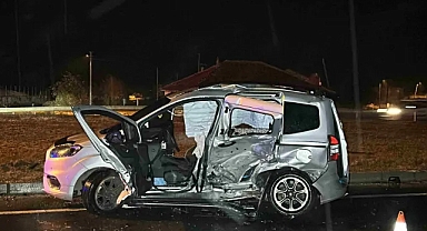 Uşak'ta otomobiller çarpıştı: 1 kişi hayatını kaybetti, 5 yaralı