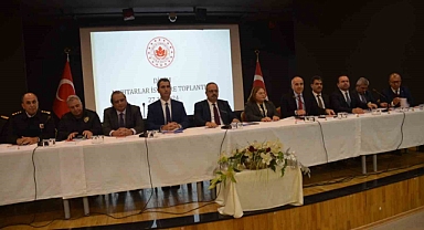 Vali Canbolat, Didim’deki muhtarlarla istişare toplantısı düzenledi