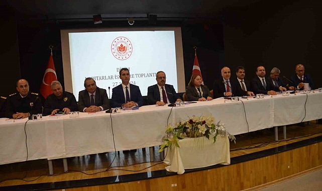 Vali Canbolat, Didim’deki muhtarlarla istişare toplantısı düzenledi