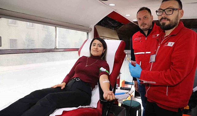 Vali yardımcısı öncülüğünde personeller kan bağışında bulundu