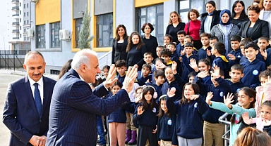 Vali Zorluğlu, öğrencilerle bir araya geldi