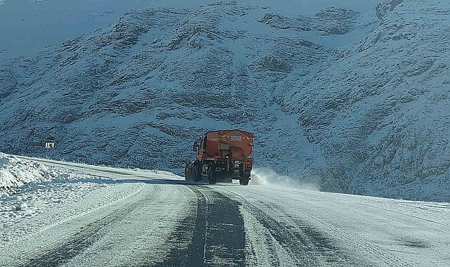 Van-Bahçesaray karayolunda kar temizleme çalışması başladı