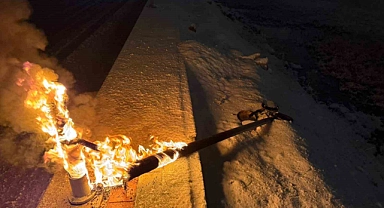 Van’da aydınlatma direği yandı