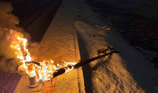 Van’da aydınlatma direği yandı