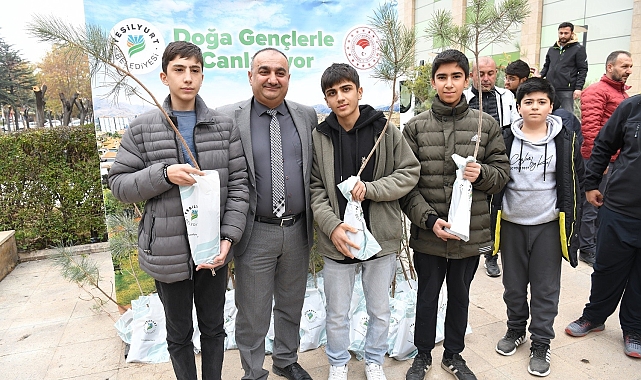 Yeşilyurt'ta bin adet çam fidanı dağıtıldı