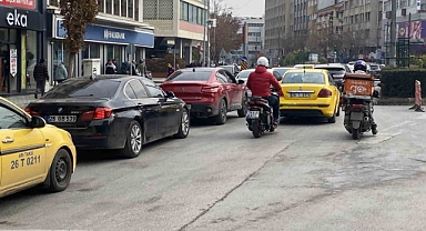 Yıkım için cadde kapatılınca kent trafiğini kilitlendi